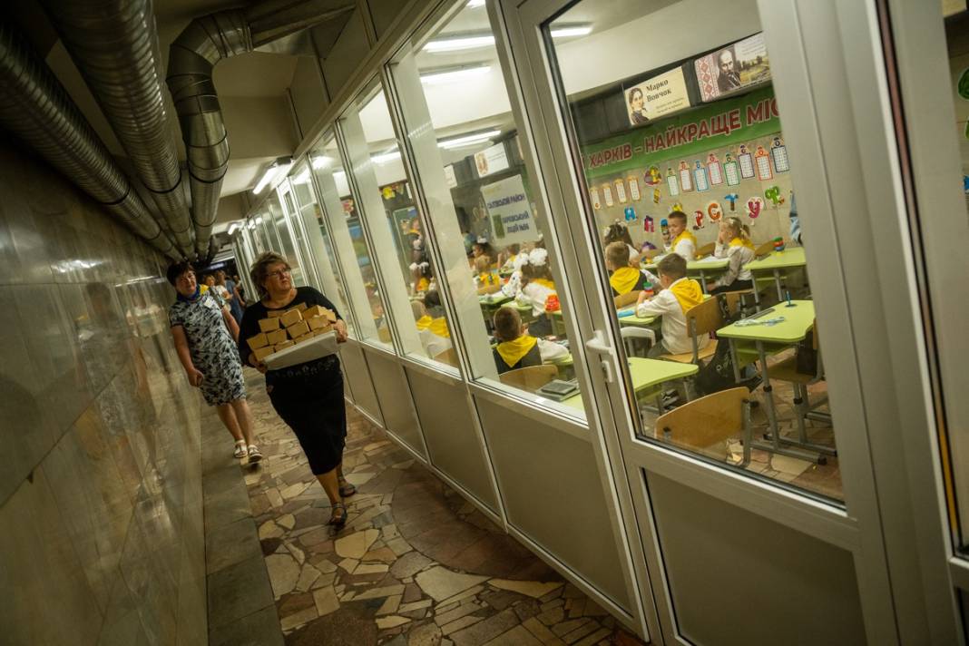 Füze saldırılarının gölgesinde yeni eğitim yılı: Ukrayna'da ilk ders zili metroda çaldı 15